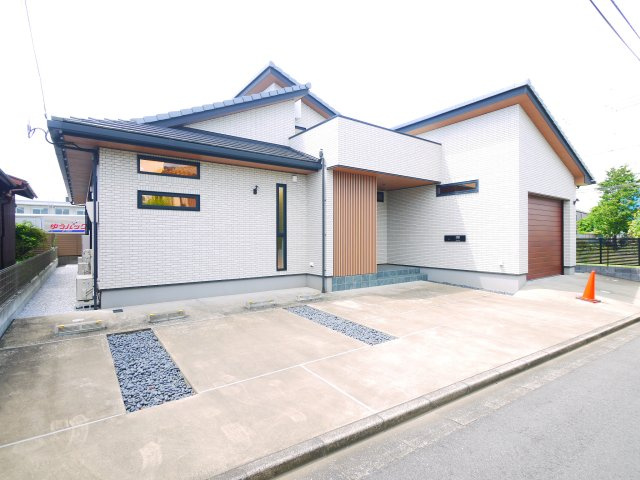 茂原市茂原　平屋中古戸建の外観|令和4年4月築5SLDK平屋ガレージ1台 計3台可能 都市が市上下水 リビング約23帖 ウッドデッキ