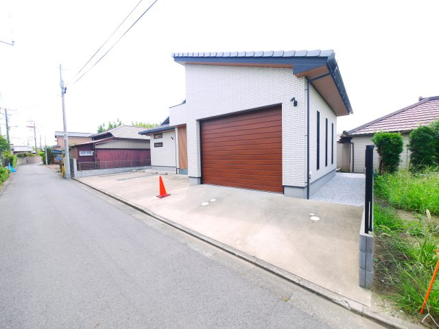 茂原市茂原　平屋中古戸建の前面道路含む現地写真|令和4年4月築5SLDK平屋ガレージ1台 計3台可能 都市が市上下水 リビング約23帖 ウッドデッキ