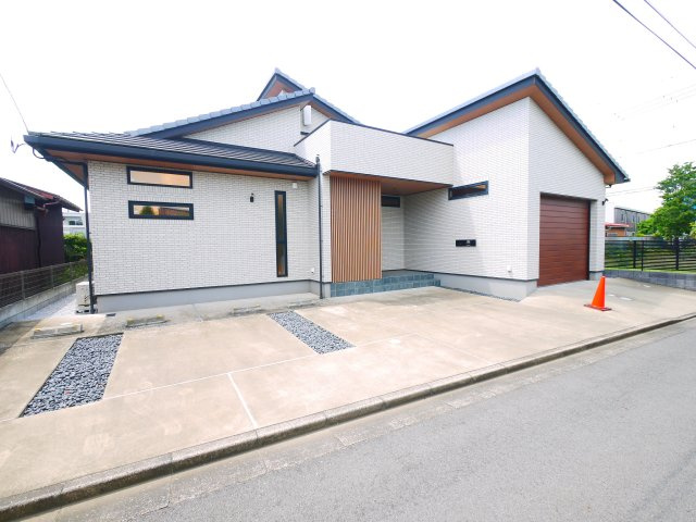 茂原市茂原　平屋中古戸建の駐車場|令和4年4月築5SLDK平屋ガレージ1台 計3台可能 都市が市上下水 リビング約23帖 ウッドデッキ