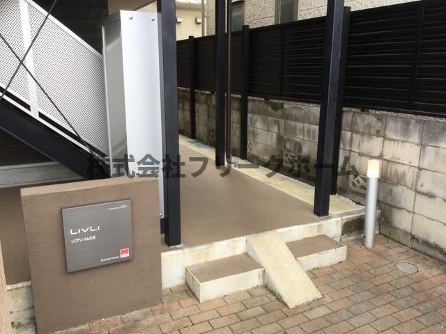 小金井市東町３丁目の賃貸マンションのエントランス