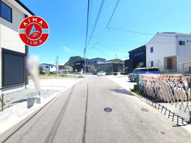 福岡市西区今津第1-1棟（1号棟）の前面道路含む現地写真|前面道路は閑静な住宅地をはしる車通りの少ない道路。お車の出し入れが苦手なママや小さなお子様にも安心ですね。しっかり舗装もされているので、ベビーカーや自転車で通っても快適に通行できます。