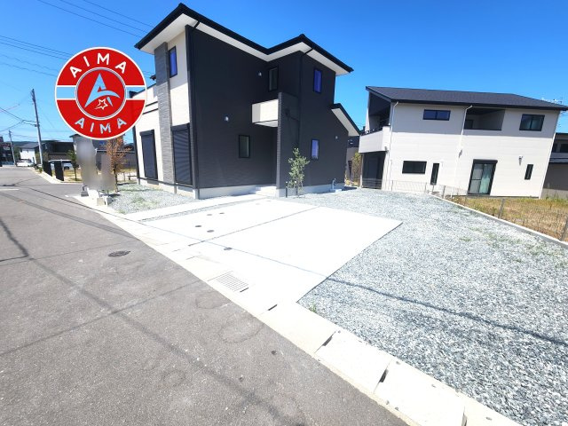 福岡市西区今津第1-1棟（1号棟）の外観|広々した駐車場です。