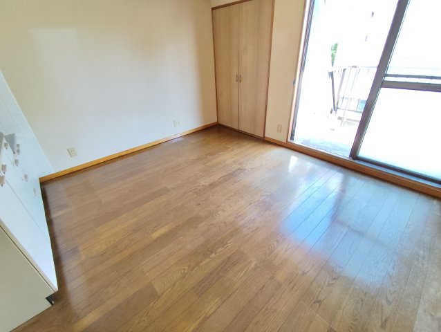 ハウスアツタの洋室
