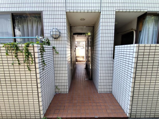 ハウスアツタのエントランス