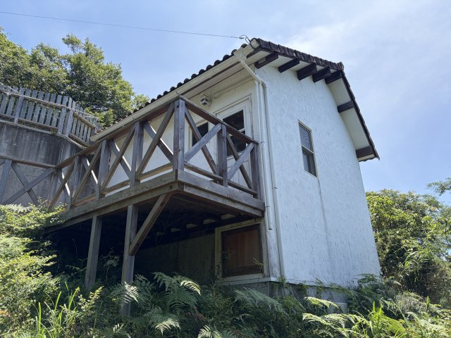 沼津市　戸田の外観|建物②漆喰の外壁が目を引く白い家