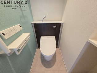 温水洗浄便座付きのトイレです♪