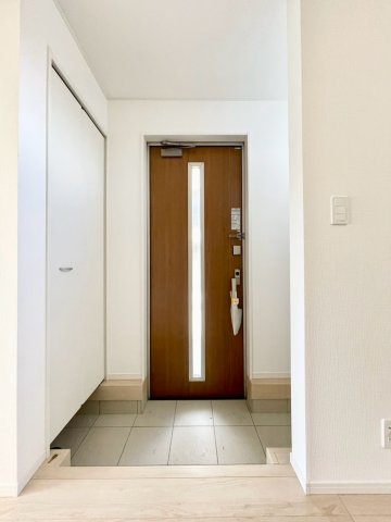 安曇野市豊科第１０の玄関|玄関ホールはお買い物の手荷物など楽々おける広さです♪