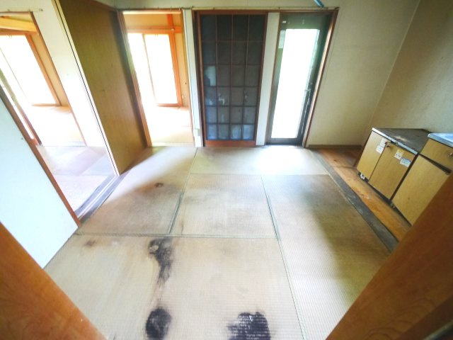 茂原市千町　平屋中古戸建の居間・リビング|平成10年9月築 ４DK平屋 駐車場がありません（近隣貸駐車無し）含め自然豊かな閑静な立地 