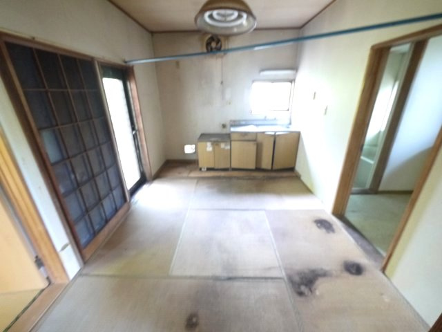 茂原市千町　平屋中古戸建の居間・リビング|平成10年9月築 ４DK平屋 駐車場がありません（近隣貸駐車無し）含め自然豊かな閑静な立地 