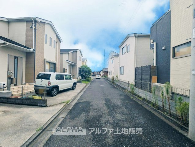 武蔵村山市三ツ木１丁目の中古一戸建の前面道路含む現地写真