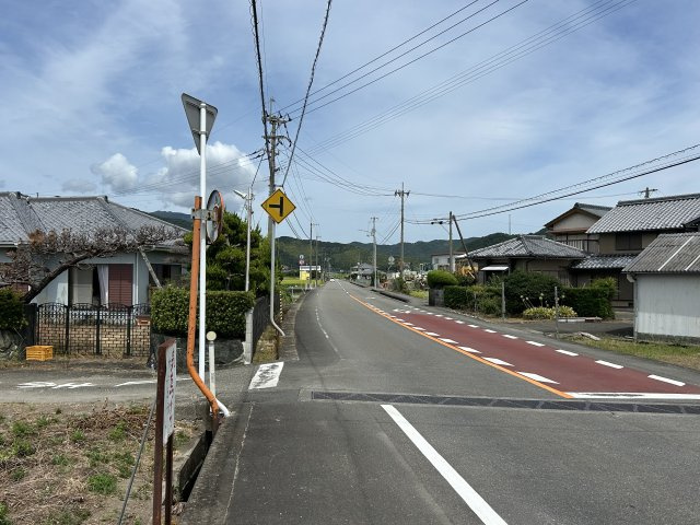 阿南市中大野町北傍示中古戸建の前面道路含む現地写真