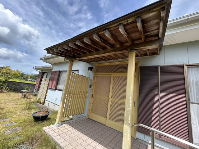 阿南市中大野町北傍示中古戸建の玄関
