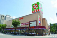 ライフ六町駅前店まで749m