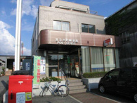 足立六町郵便局まで852m