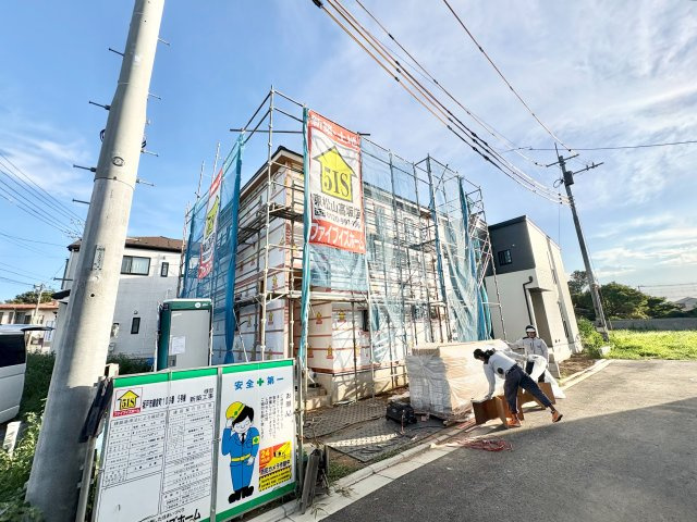 《仲介手数料半額》坂戸市鎌倉町　新築戸建　全6棟　5号棟の前面道路含む現地写真