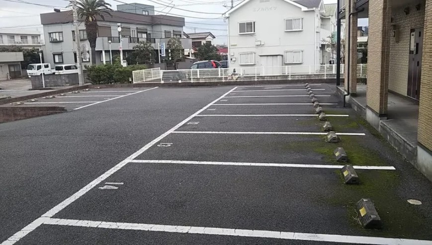 レオパレスミルフィーユの駐車場