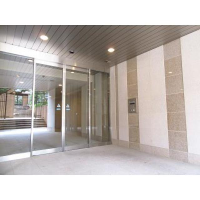 パークアクシス白壁のエントランス