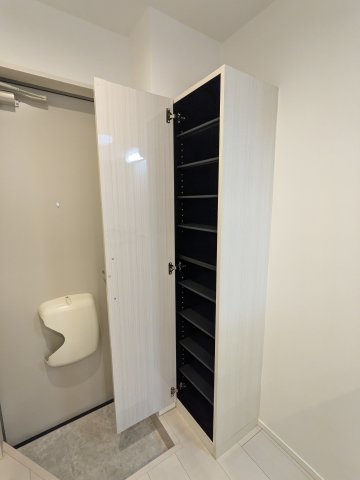 ハーモニーテラス清水Ⅳの玄関|103号室シューズボックス