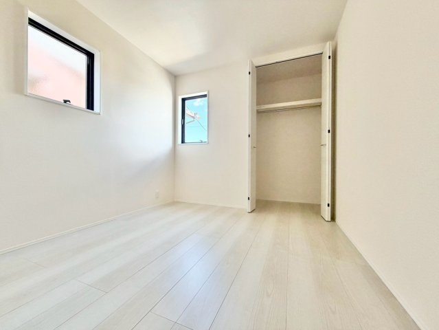 リーブルガーデン　岡崎市緑丘の洋室|明るく開放的な洋室は、夫婦それぞれの趣味の部屋やクローゼットとしても活用できる、使い勝手の良い空間です。