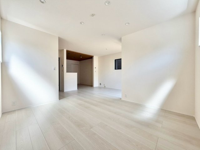 リーブルガーデン　岡崎市緑丘の居間・リビング|家族が自然と集まる広々としたリビング。お子様の成長を見守りながら過ごせます。
