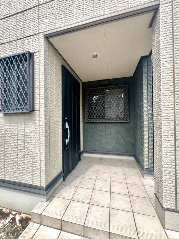 【玄関】 | 茅ヶ崎市中海岸4丁目中古戸建 | 1階東玄関（外側から）