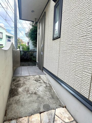 【エントランス】 | 茅ヶ崎市中海岸4丁目中古戸建 | 西側玄関はスロープになっています。