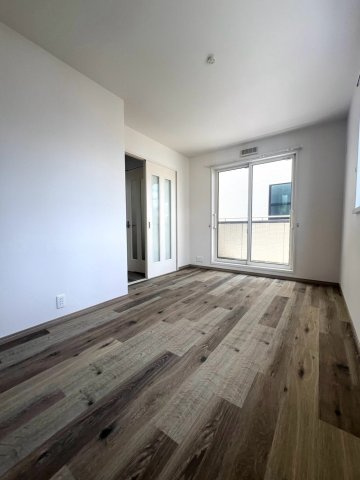 【洋室】 | 茅ヶ崎市中海岸4丁目中古戸建 | 2階洋室（バルコニー付き）