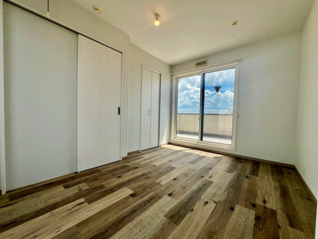 【洋室】 | 茅ヶ崎市中海岸4丁目中古戸建 | 3階洋室（東西両面ルーフバルコニー）