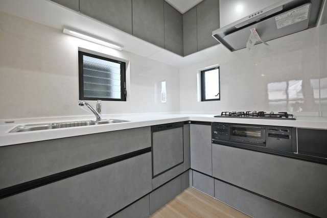 尼崎市食満2丁目中古戸建│4SLDK+駐車2台可（制限有）のキッチン|L字型ならではの広い作業スペースが魅力。
料理をしながら下ごしらえや配膳の準備も進めやすいキッチンです。