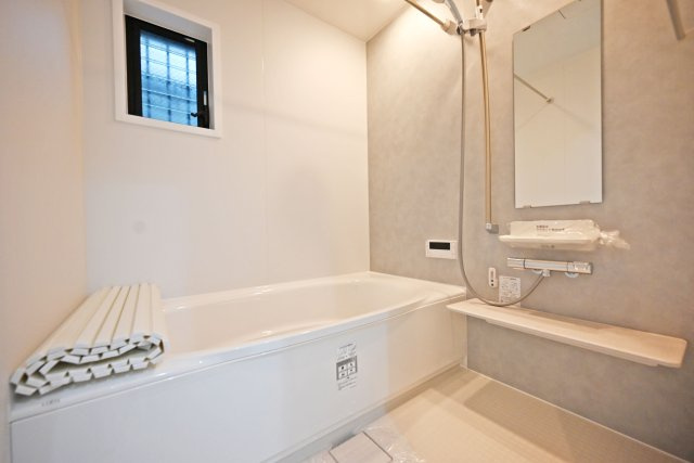 尼崎市食満2丁目中古戸建│4SLDK+駐車2台可（制限有）の浴室|一日の疲れをゆっくり癒せる浴室。落ち着いた雰囲気の中で、毎日のバスタイムを心地よく過ごせます。
