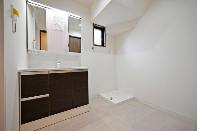 尼崎市食満2丁目中古戸建│4SLDK+駐車2台可（制限有）の独立洗面台|朝の身支度から帰宅後の手洗いまで、毎日使いやすい洗面室。必要なものをまとめやすく、家族みんなで使いやすい空間です。