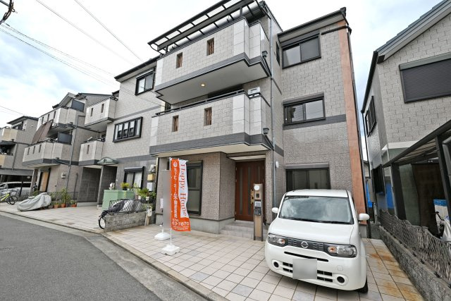 尼崎市食満2丁目中古戸建│4SLDK+駐車2台可（制限有）の外観|JR「猪名寺」駅徒歩15分×2026年6月室内リフォーム済の4SLDK！駐車2台可能です◎ご家族で寛ぐLDKは約20帖の大空間。即日ご案内可能です。皆様からのご連絡を心よりお待ちしております。