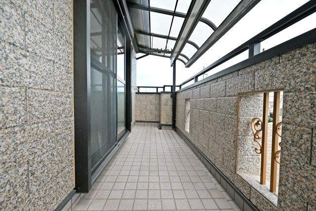 尼崎市食満2丁目中古戸建│4SLDK+駐車2台可（制限有）のバルコニー|階に設けた南面バルコニーは、ルーフ付きで使いやすい仕様。洗濯物を干すスペースとしてはもちろん、外の空気を感じる場所としても活用できます。