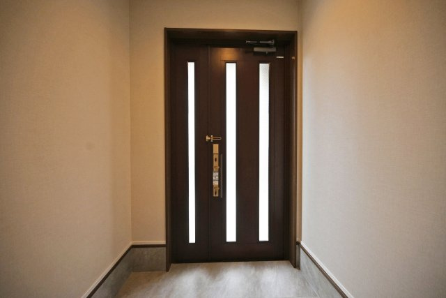 尼崎市食満2丁目中古戸建│4SLDK+駐車2台可（制限有）の玄関|すっきりとした空間で、毎日の「行ってきます」と「ただいま」を気持ちよく迎えてくれます。
