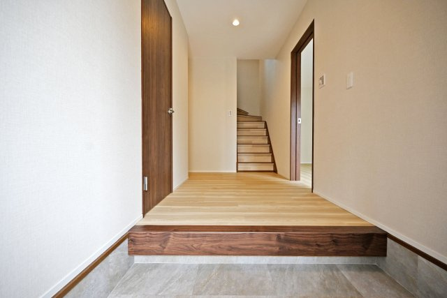 尼崎市食満2丁目中古戸建│4SLDK+駐車2台可（制限有）の玄関|家族やゲストを迎える玄関スペース。外出時も帰宅時も使いやすく、住まいの入口として落ち着いた雰囲気に仕上がっています。