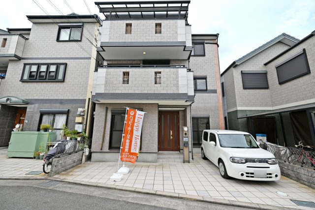 尼崎市食満2丁目中古戸建│4SLDK+駐車2台可（制限有）の外観|落ち着いた色合いの外壁が印象的な3階建ての住まい。周囲の街並みに馴染む佇まいで、バルコニーや窓の配置からも暮らしやすさが感じられる外観です。