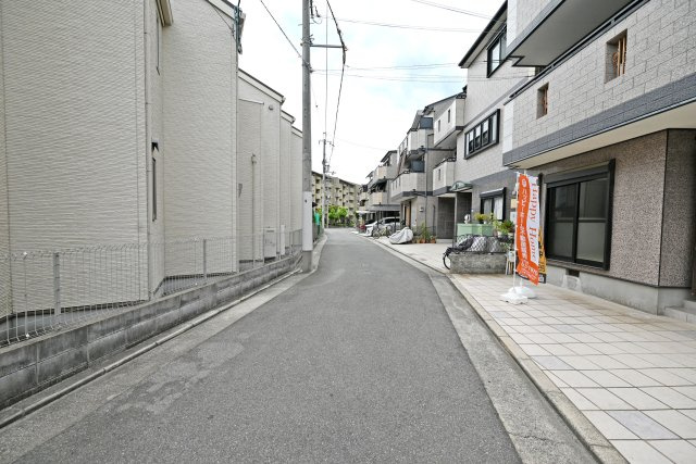 尼崎市食満2丁目中古戸建│4SLDK+駐車2台可（制限有）の前面道路含む現地写真|前面道路は南側4.6ｍです。