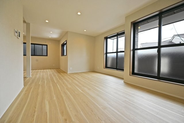 尼崎市食満2丁目中古戸建│4SLDK+駐車2台可（制限有）の居間・リビング|家族が自然と集まりやすい、ゆとりあるLDK。食事の時間はもちろん、くつろいだり会話を楽しんだりと、毎日の暮らしの中心になりそうな空間です。