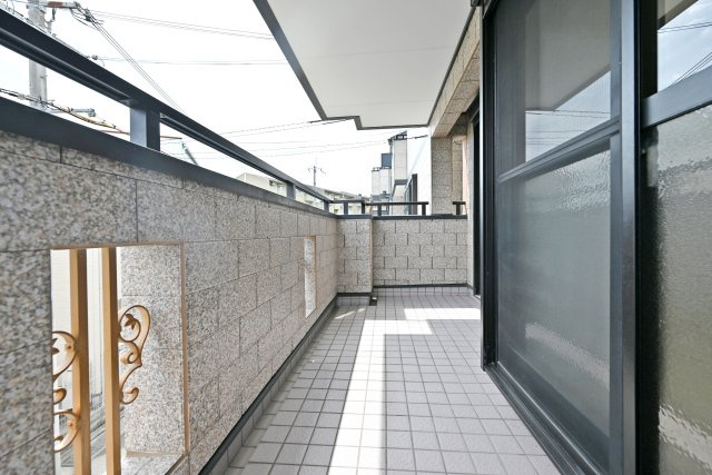 尼崎市食満2丁目中古戸建│4SLDK+駐車2台可（制限有）のバルコニー|LDKに明るさと開放感をもたらす南面バルコニー。室内から気軽に出入りでき、洗濯物干しにも便利な暮らしやすい動線です。