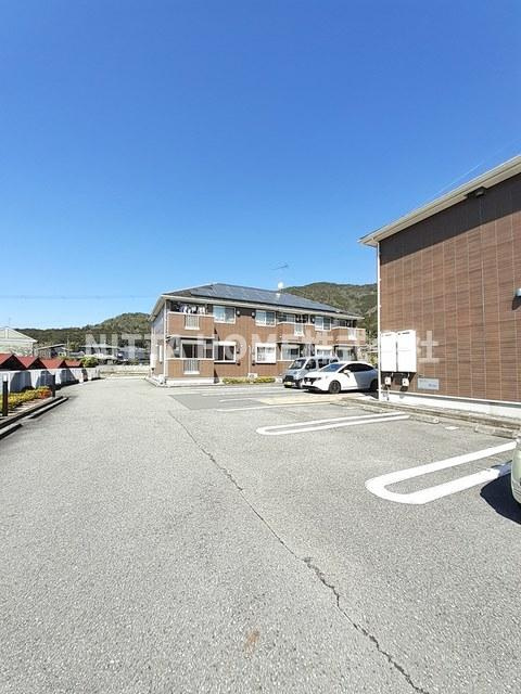 ファインレジデンス１番館の駐車場|敷地内に駐車場も完備♪