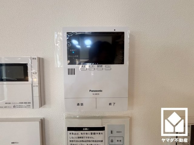 西宮市瓦林町の防犯設備|突然の来訪時にも防犯面で心強いモニター付きインターホンを設置。お留守番中のお子様も、室内からスムーズに相手の確認ができます。