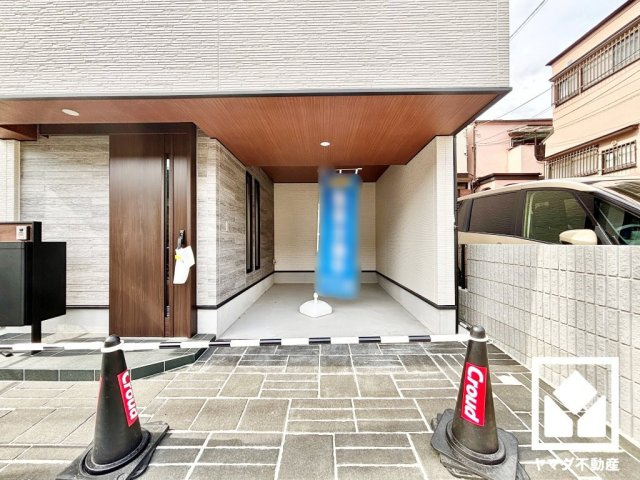 西宮市瓦林町の駐車場|インナーガレージを1台分設置。重い荷物や雨の日の移動もスムーズで、快適なカーライフを実現。