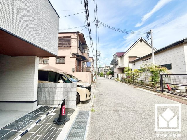 西宮市瓦林町の前面道路含む現地写真|前面道路幅員約6.0mとゆったりとした広さがあるのでファミリーカー等の車の出入りもしやすい立地です。