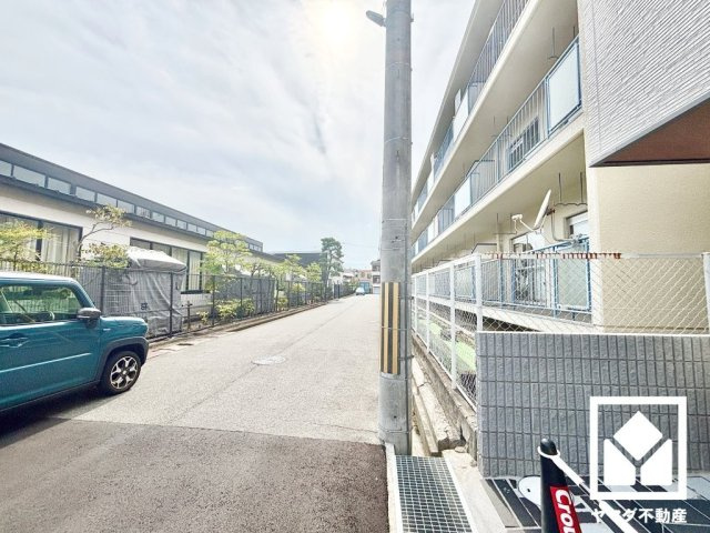 西宮市瓦林町の前面道路含む現地写真|耐震等級2を取得。災害時の避難場所に求められる水準の耐震性を備えた住宅で、長期的な住まいの安心を支えます。