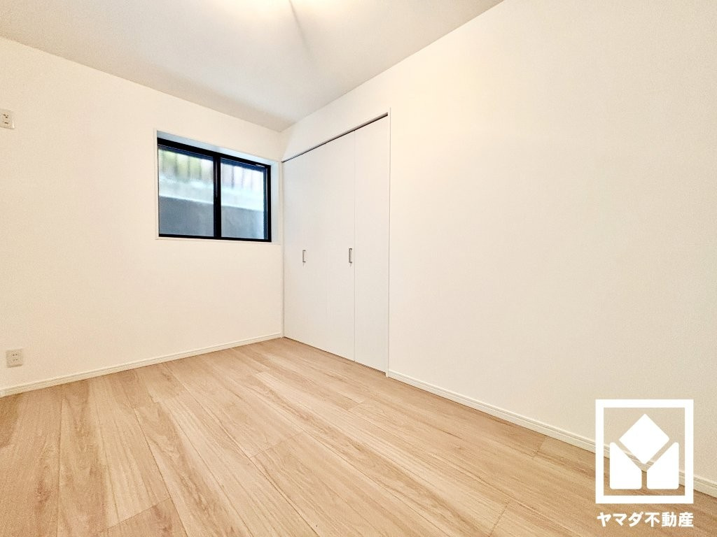 西宮市瓦林町の洋室|約5帖の1階洋室です。おしゃれなインテリアが映える明るい洋室で、リラックスしたひとときを過ごせます。