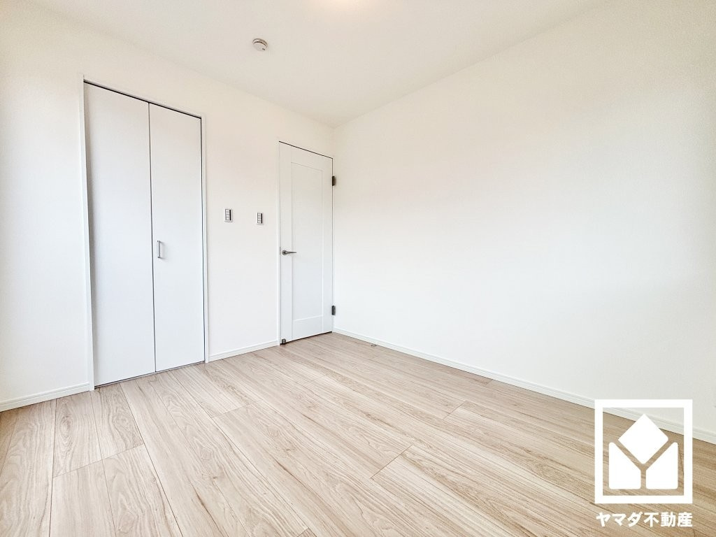 西宮市瓦林町の洋室|約5.1帖の3階洋室です。バルコニーにつながるお部屋で、通風・陽当たり良好。