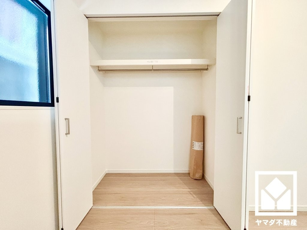 西宮市瓦林町の収納|クローゼットはパイプハンガーを備えており、収納家具を増やさずに衣類を整理しやすい仕様です。