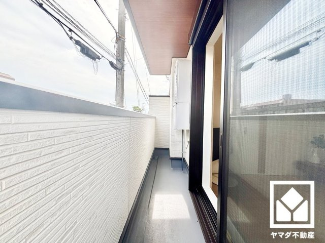 西宮市瓦林町のバルコニー|2階・3階に南向きバルコニーを備えており、たっぷりの洗濯物も気持ちよく乾きます。
