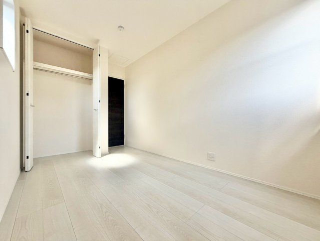 リーブルガーデン　岡崎市緑丘の洋室|明るく開放的な洋室は、夫婦それぞれの趣味の部屋やクローゼットとしても活用できる、使い勝手の良い空間です。