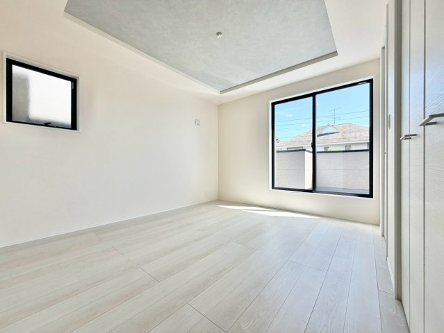 リーブルガーデン　岡崎市緑丘の洋室|明るく開放的な洋室は、夫婦それぞれの趣味の部屋やクローゼットとしても活用できる、使い勝手の良い空間です。